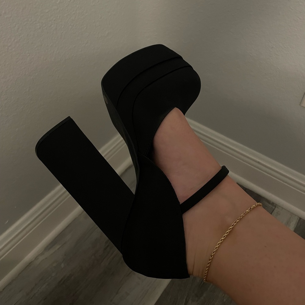 Platform heels black